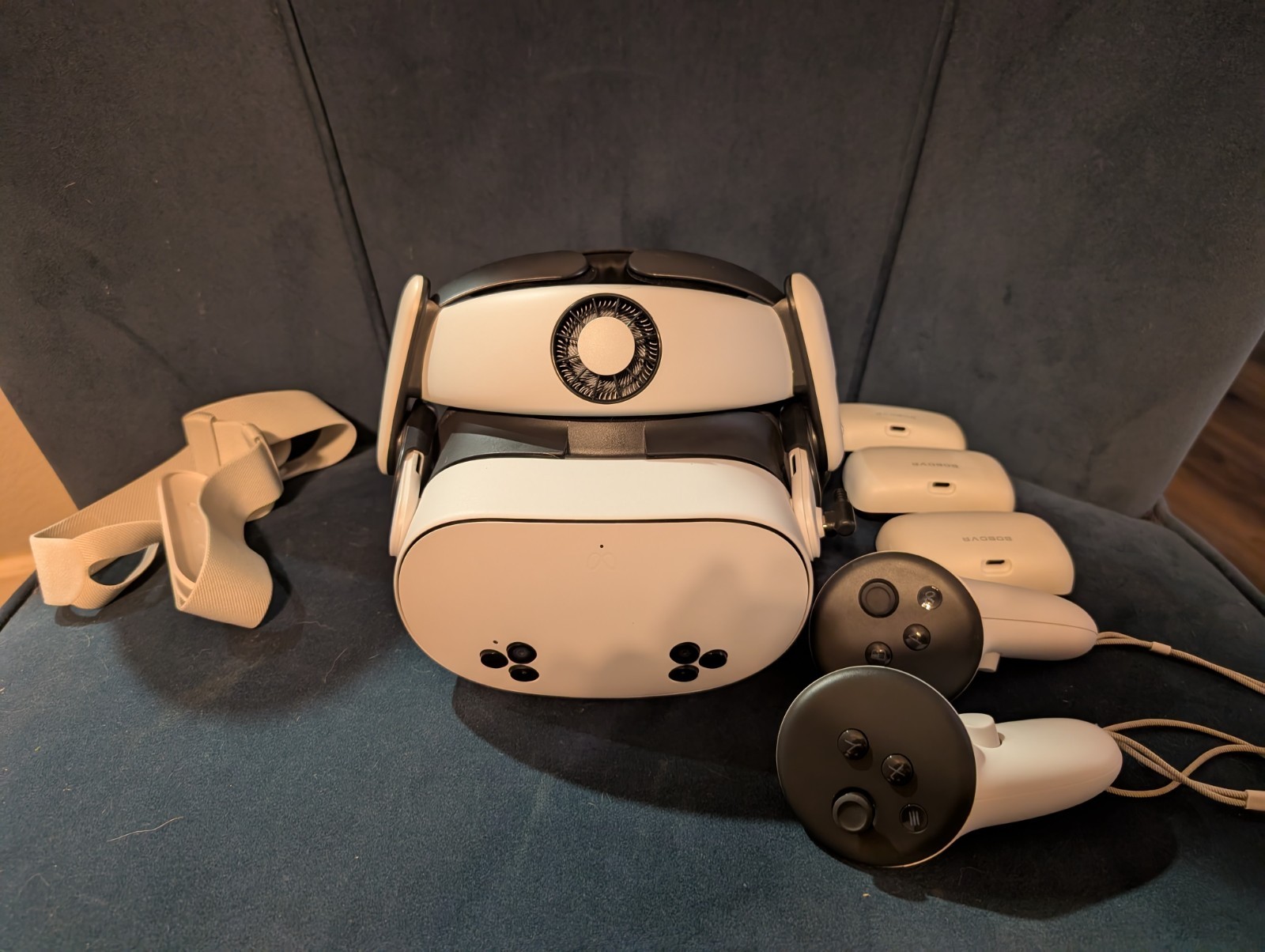 Meta Quest 3S 128GB VR set, WITH BoboVR S3 Pro headset & 3 rechrgbl batteries