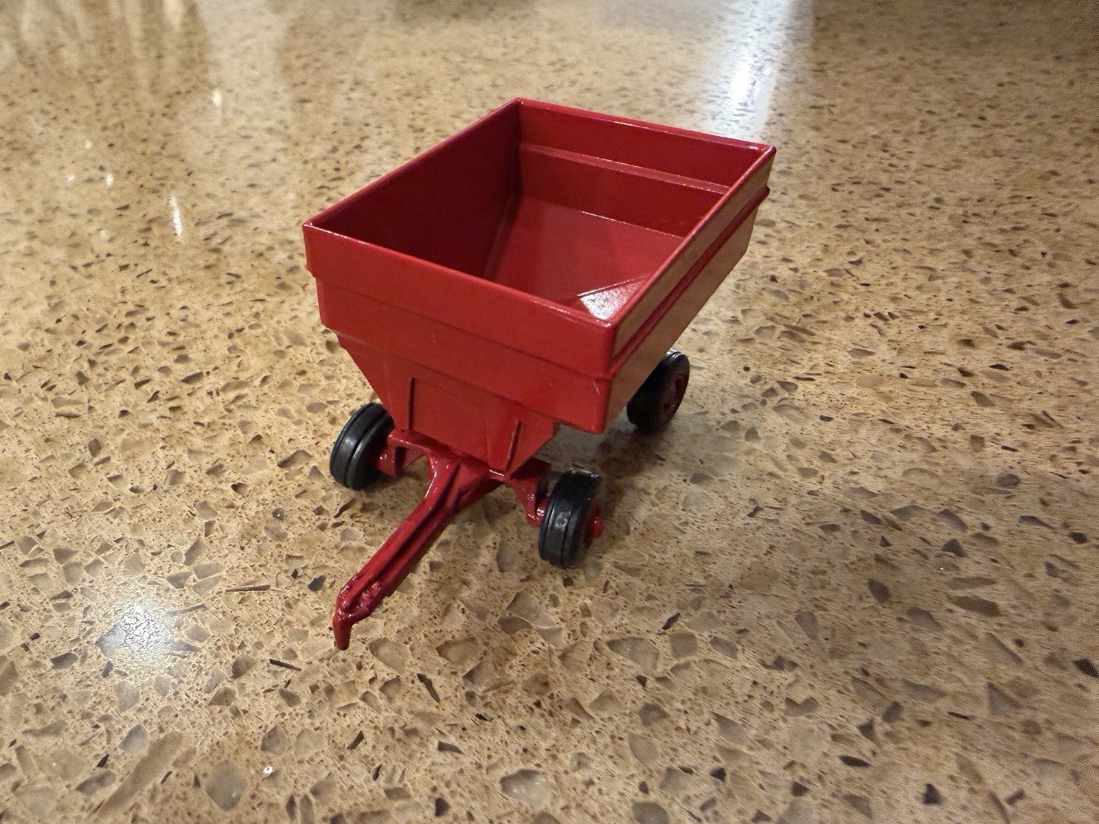ERL 1/64 CASE IH RED GRAVITY WAGON FOR TRACTOR