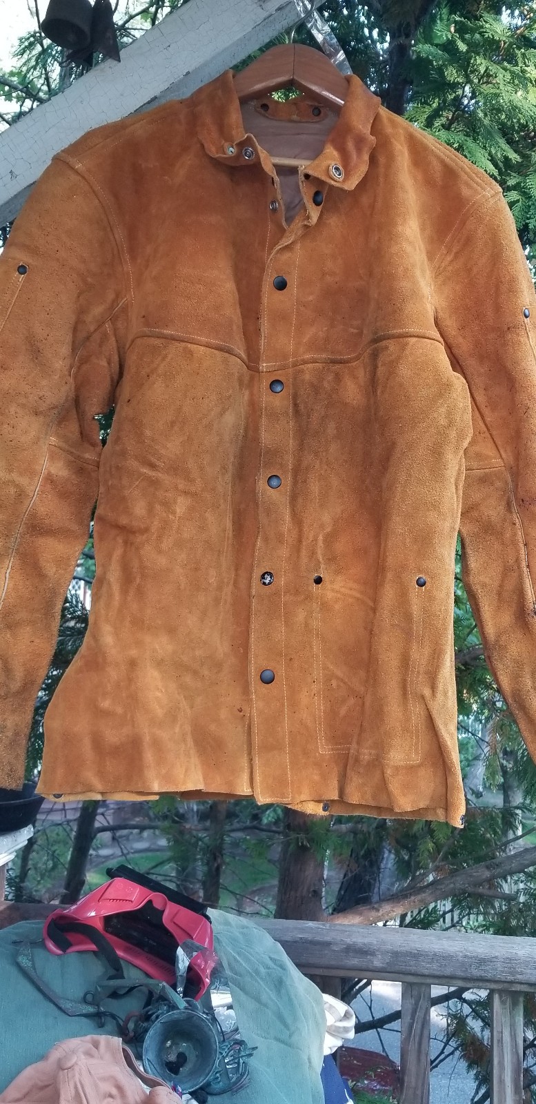 SUEDE WELDING JACKET AND JACKSON SAFETY GOGGLES SIZE MEDIUM