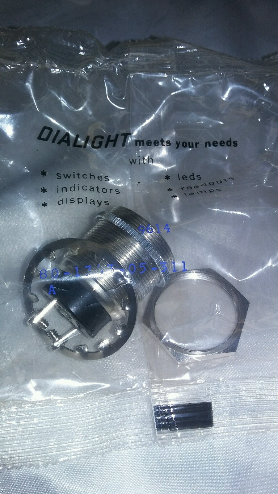 dialight 80-1363-05-311 (1 piece)                                         loc265
