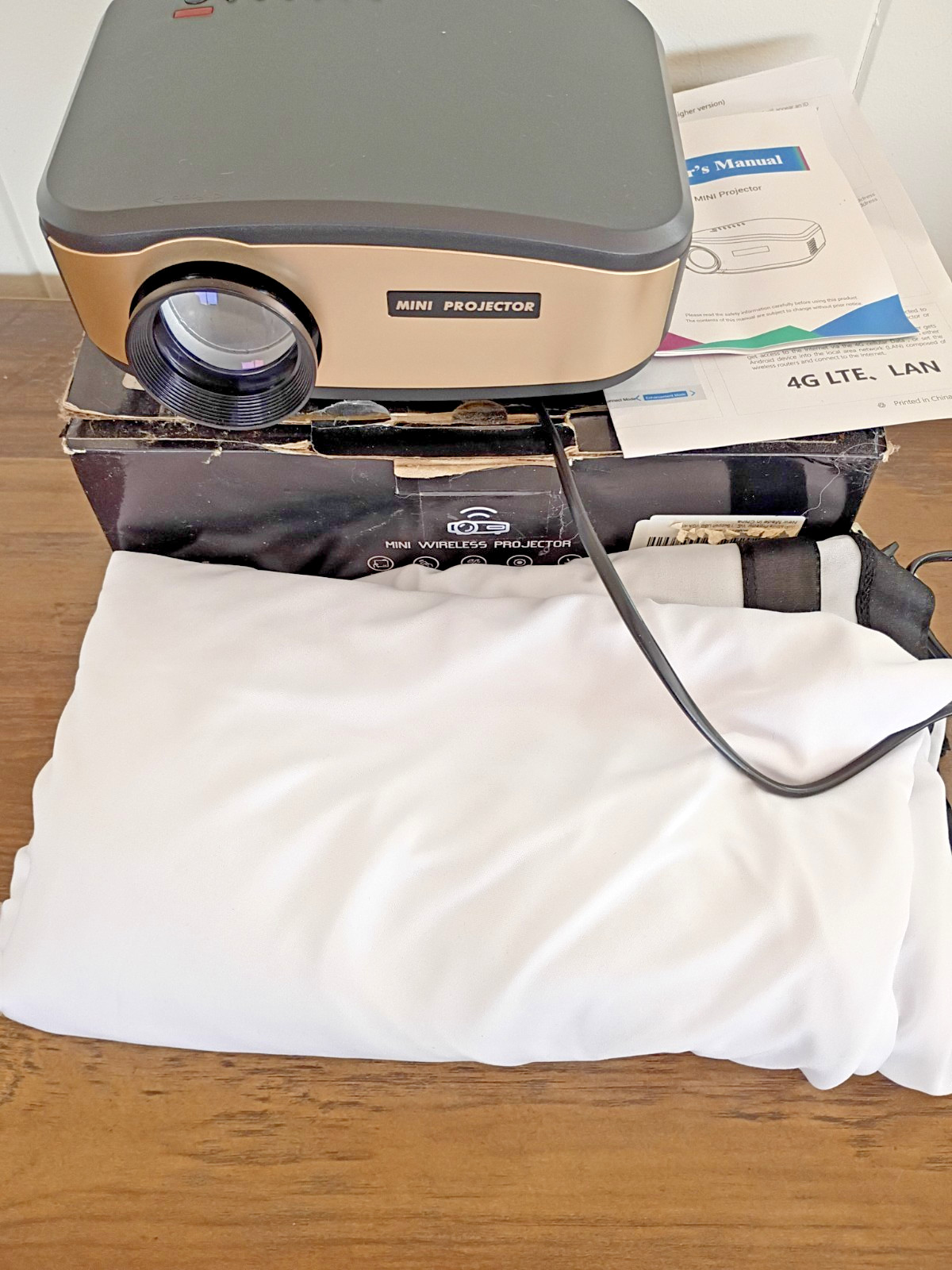 c6 mini wireless projector - with box and screen for use - tested and works.