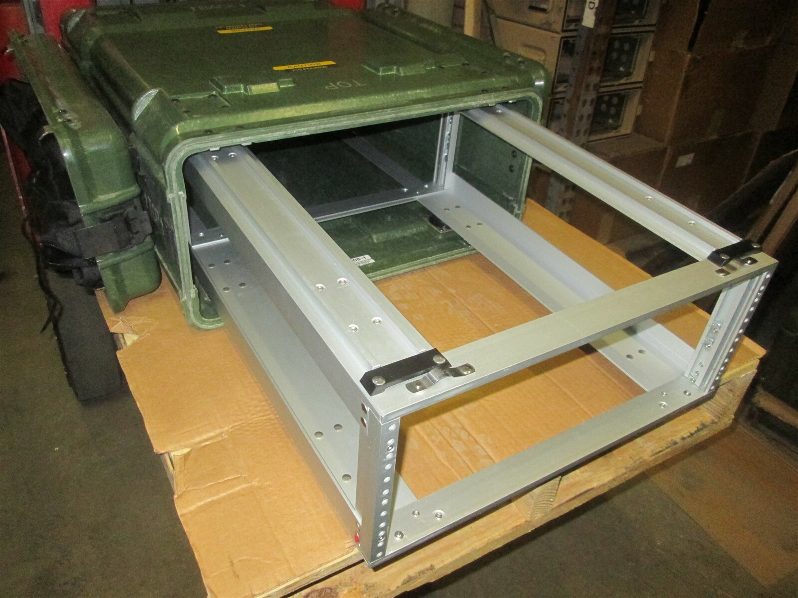 Rackmount 04U x24 Slide Out General Dynamics Composite Shock Mount Rack Case A2