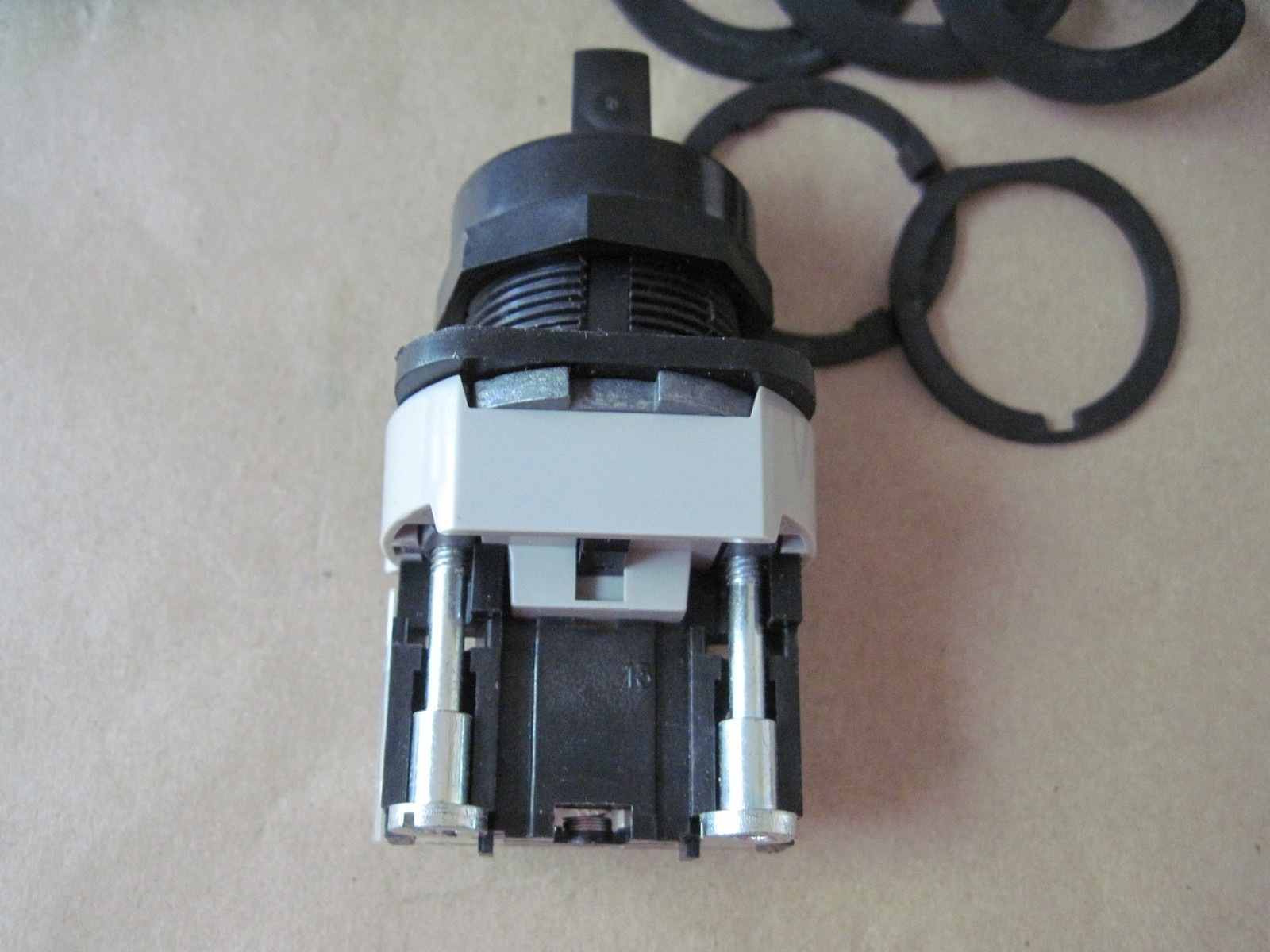 Allen-Bradley 800H-JR4H 30mm 3-Position Selector Switch Spring Return from Left