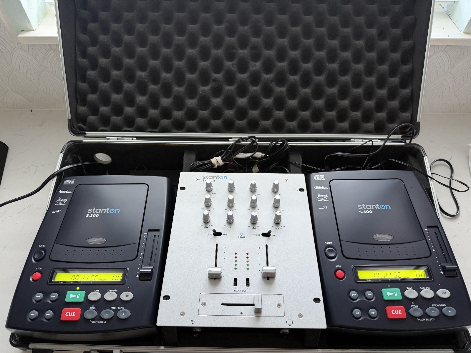 Stanton S-300 CD Player x2 SMX-211 DJ Mixer Set Hard Case Tested Working