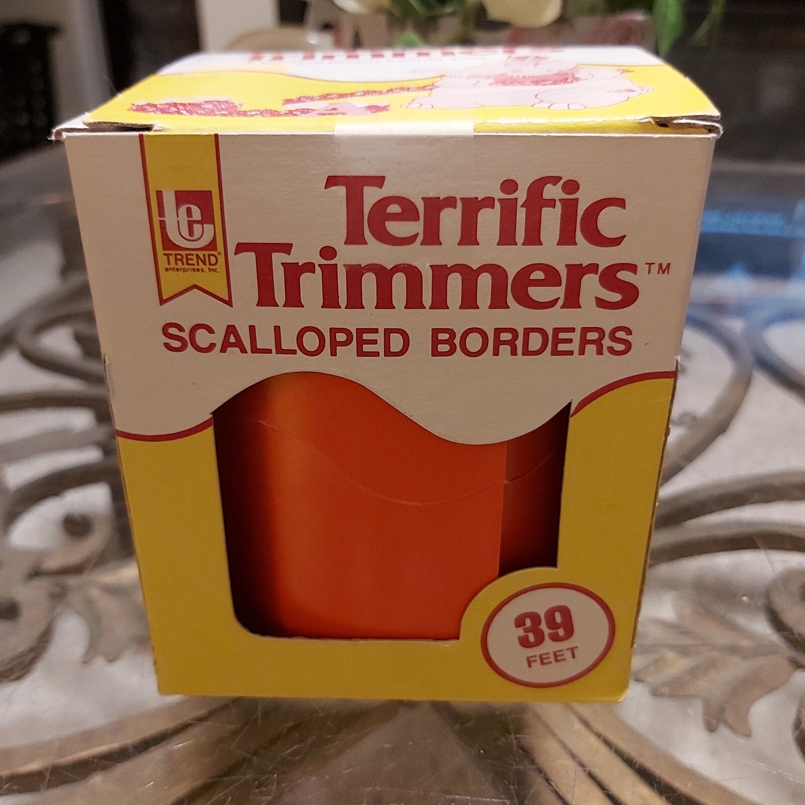 New Vintage Terrific Trimmers Scalloped Borders T-877 Red - 39 Feet