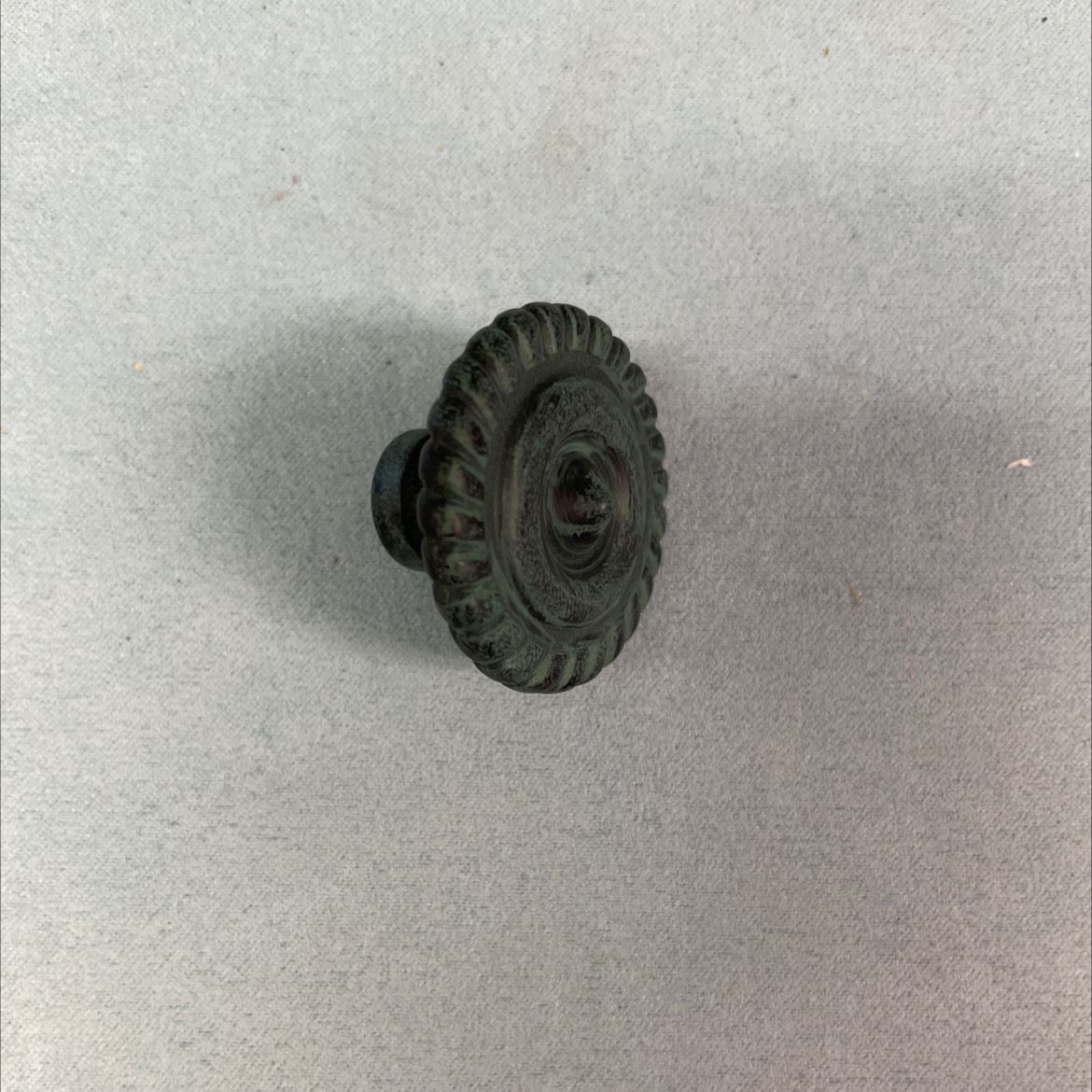 1-1/4" Rustic Rope Edged Knob Old Green