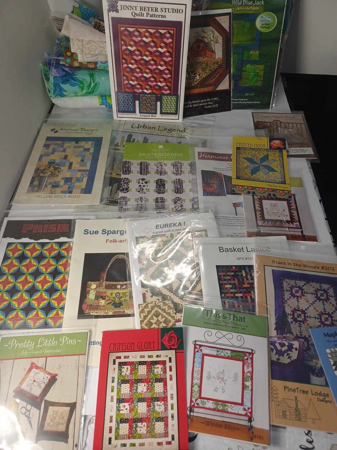 Quilting Book Lot, Patterns & Fabric Scraps - Farmer's Wife & Elm Creek"