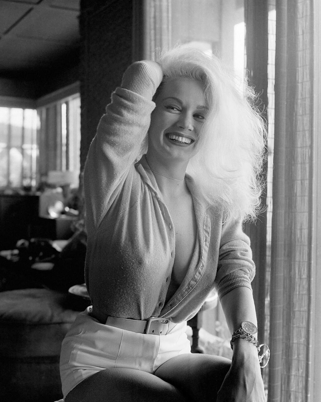 WW2 WWII Photo Pinup Girl Actress Starlet  Movie Star Mamie Van Doren   / 8381
