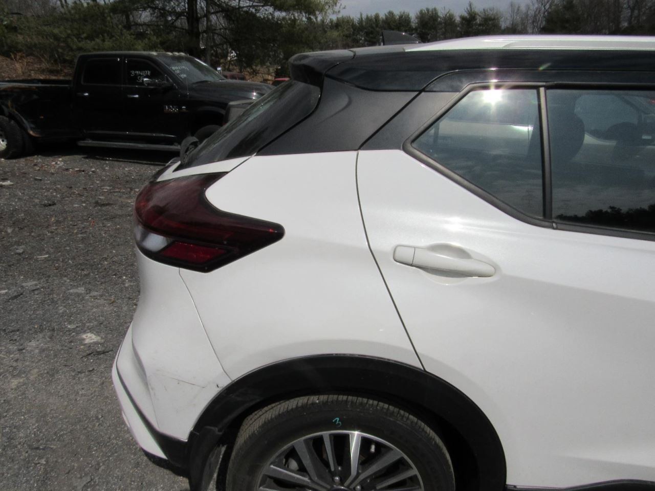 KICKS 2021 Glove Box 1031098