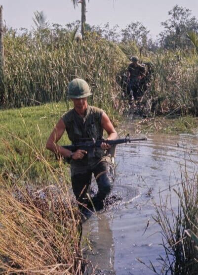 Vietnam  War  Photo --    US Soldiers Crossing River