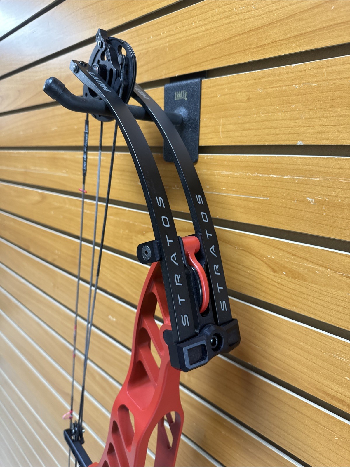 Hoyt Stratos 40 Compound Bow - RH - 50-60# - 25.5-29” - Item 6025