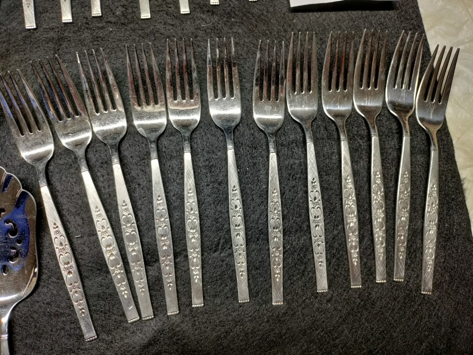 WM ROGERS ONEIDA SPANADA FLATWARE SET 64 PIECES SET OF 12 PLUS 4 SERVING ITEMS