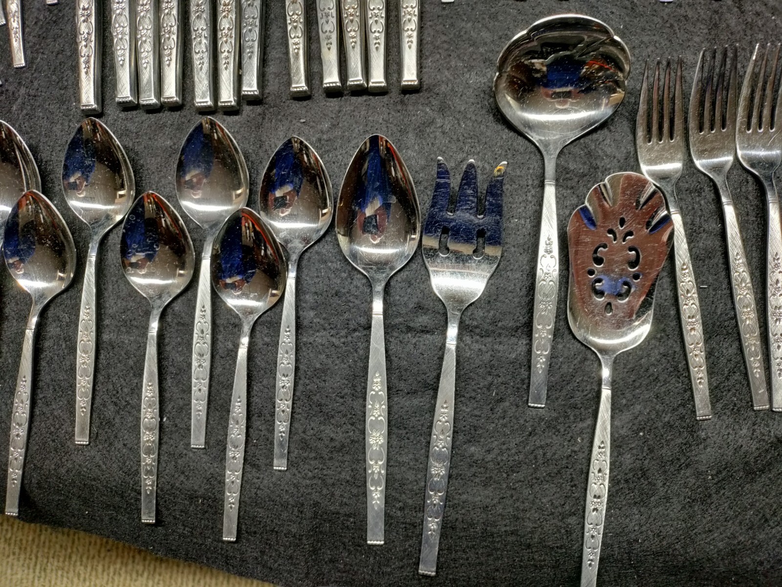 WM ROGERS ONEIDA SPANADA FLATWARE SET 64 PIECES SET OF 12 PLUS 4 SERVING ITEMS