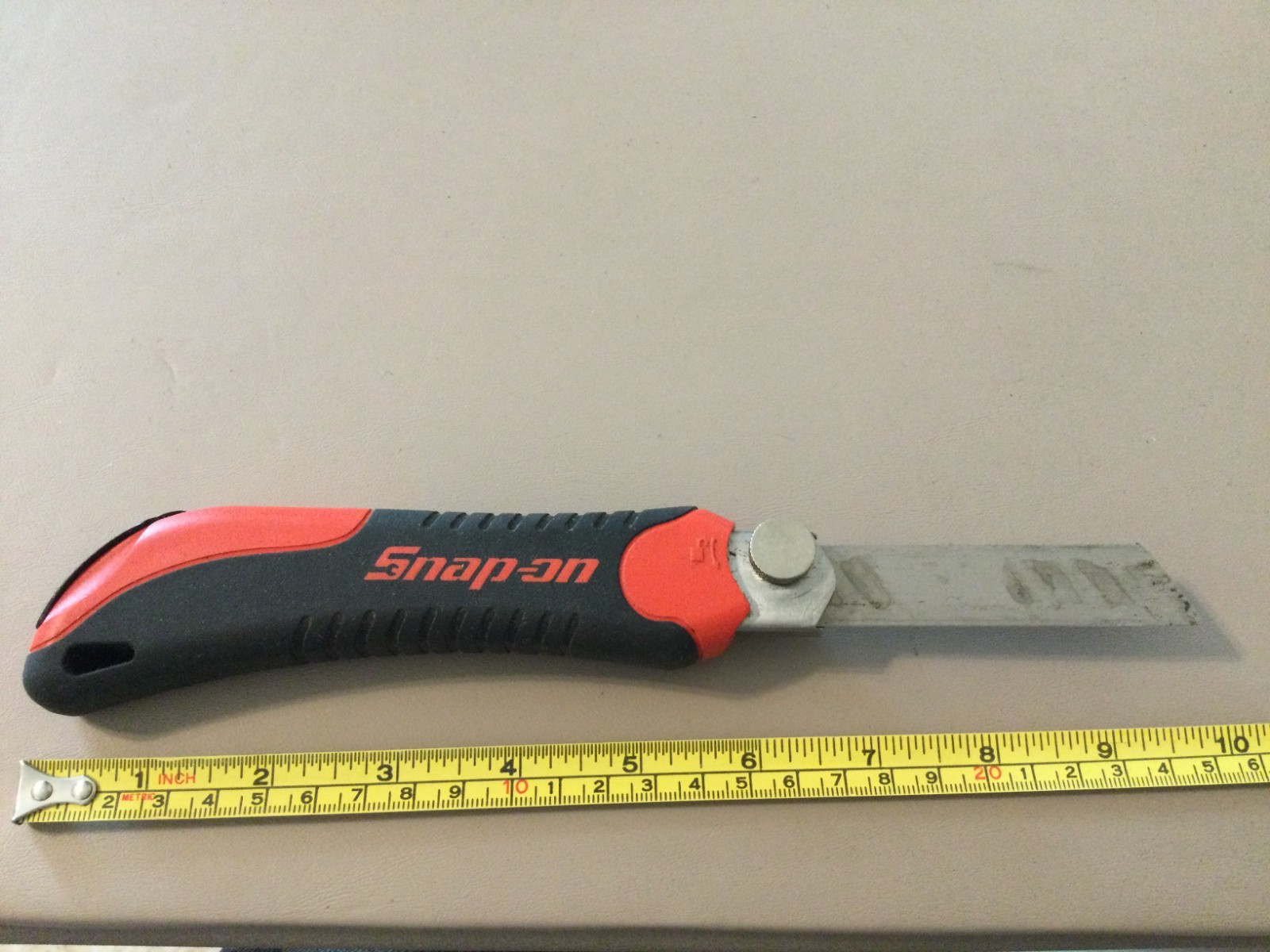 Snap-on Utility Knife with Retractable Snap-off Blades