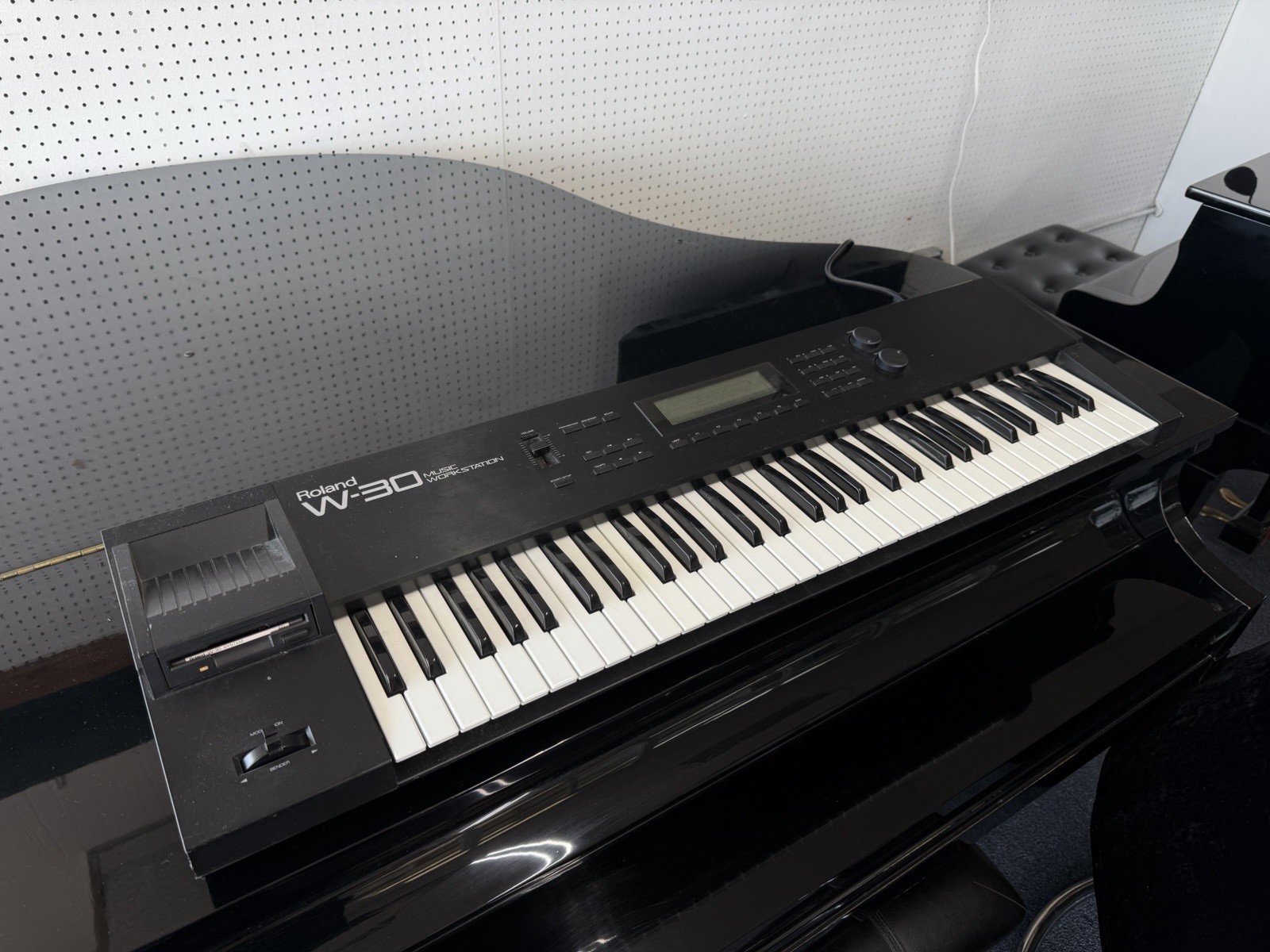 Roland W-30 61-Key Sampling Music Workstation Keyboard Power Cord Tested Works