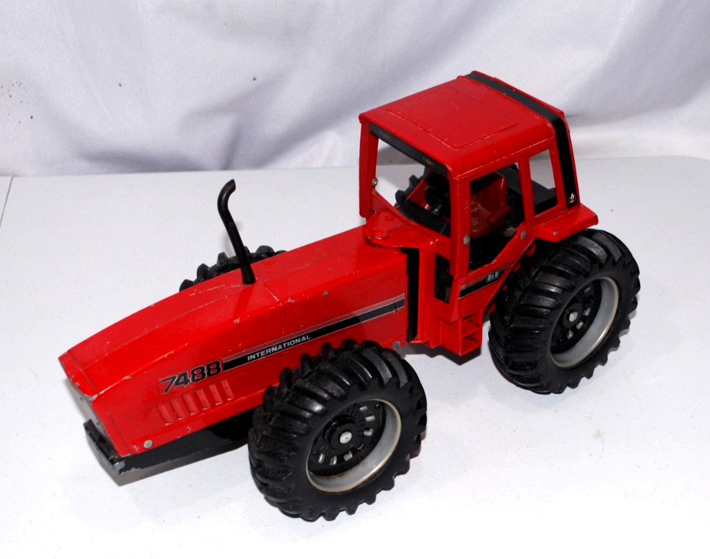 ERTL vintage International Harvester IH 7488 2+2 Anteater 1/16 Scale Red Tractor
