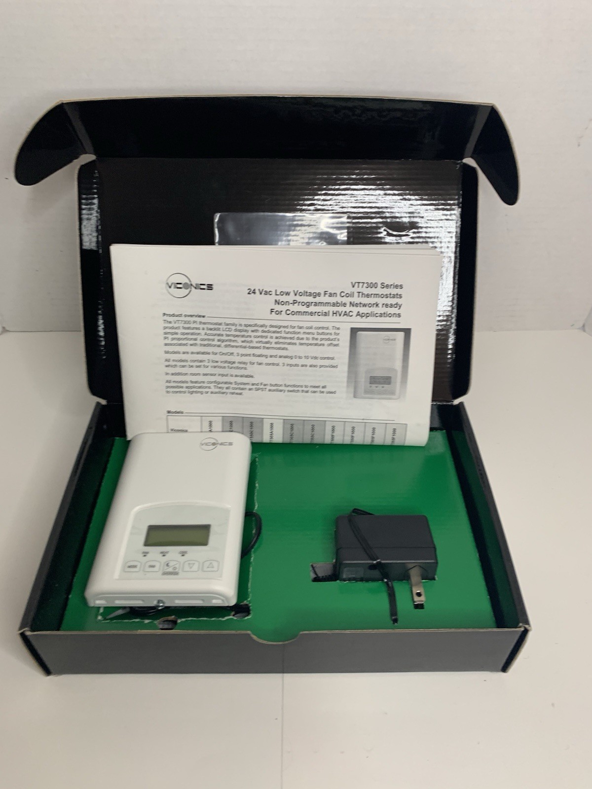 Viconics VT7300 Series VT7300F1000E Fan Coil Thermostat Commercial , 24VAC -NEW