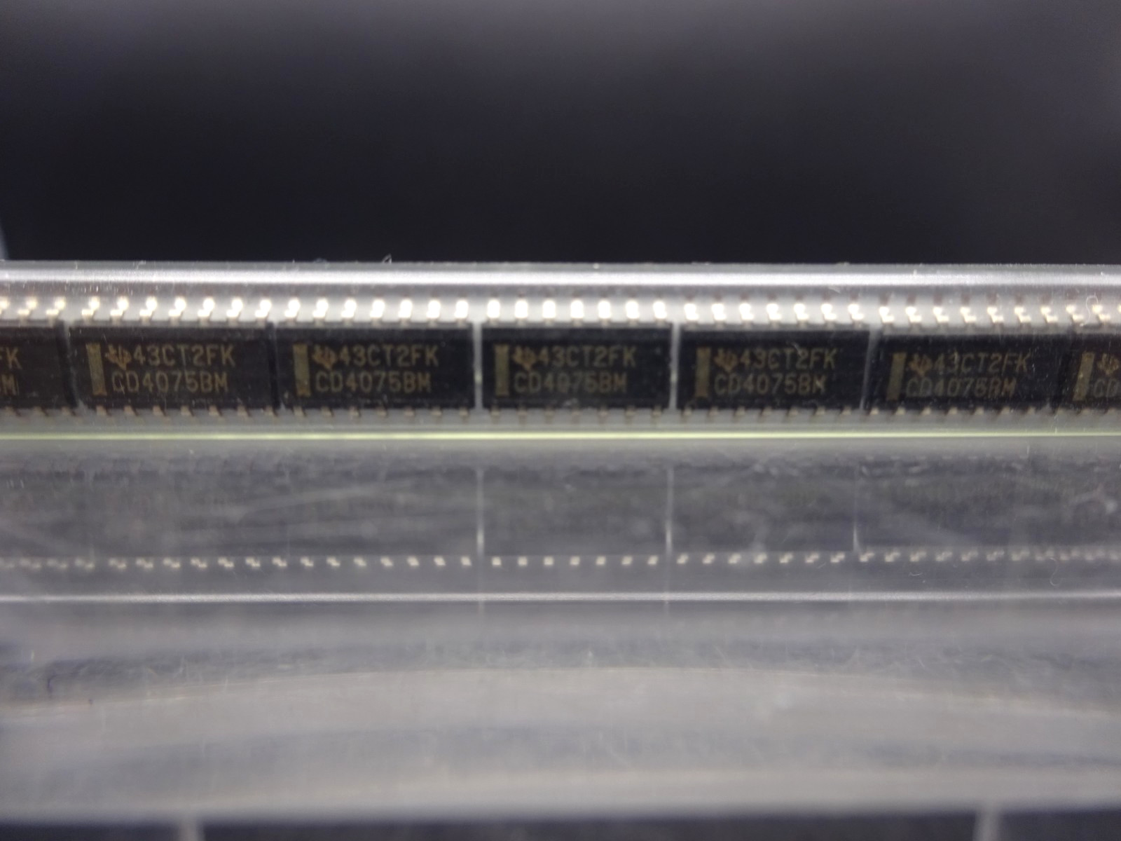 TEXAS INSTRUMENTS CD4075BM Logic IC SOIC 14-Pin, 3 input OR Triple Gate Lot of 2