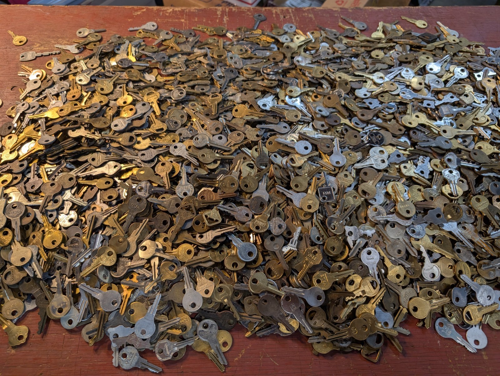LOT OF 45  VINTAGE SMALL-MEDIUM KEYS, PADLOCKS, TOOL BOXES, CASES, CABINETS etc.