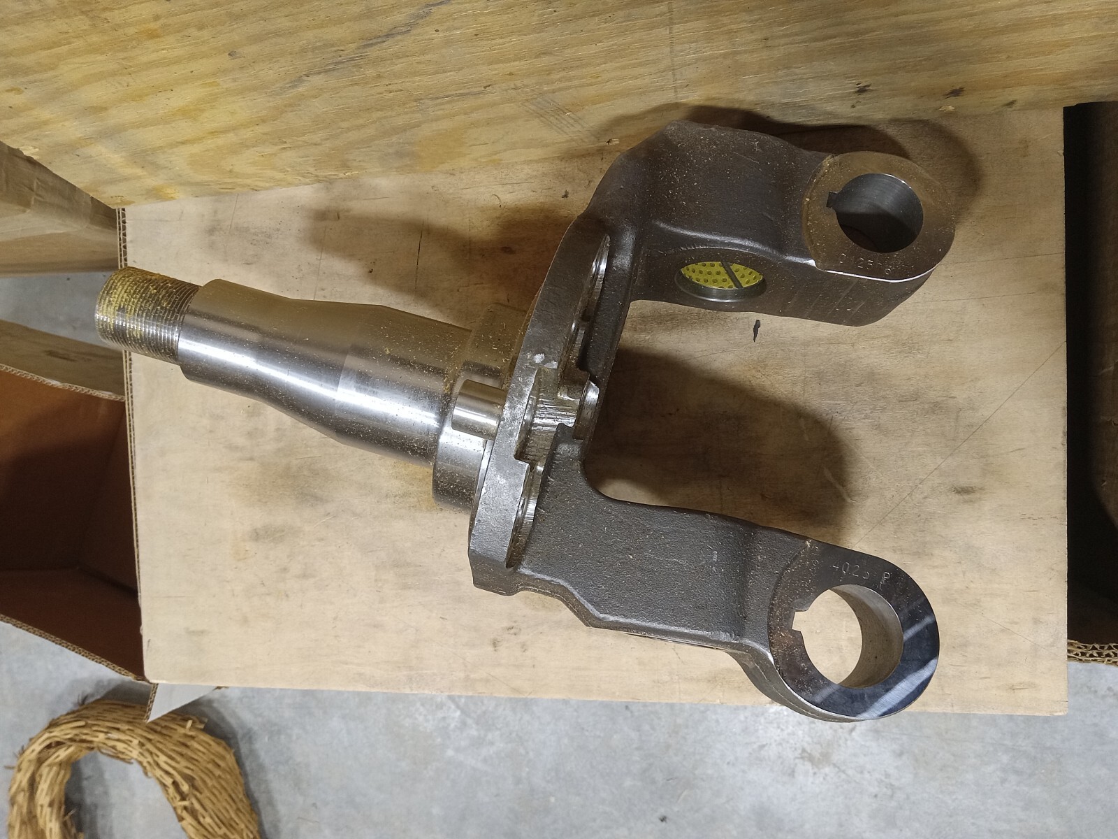 Meritor front spindle A3111S4023 Navistar International steering knuckle