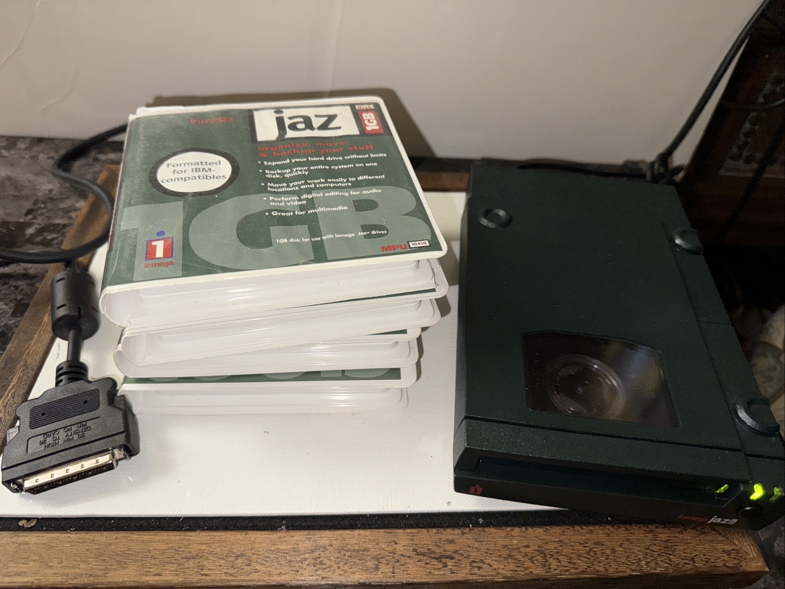 iomega V1000S External 1GB Jaz SCSI Drive w/ AC Adapter As Pictured