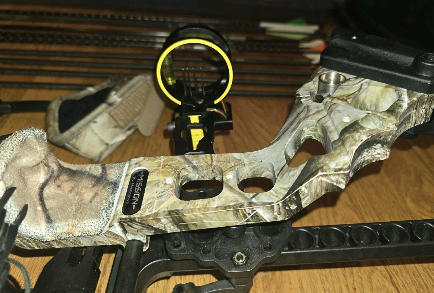 Mission Craze By Mathews Compound Bow Adjustable Draw Complete Set In Case RH