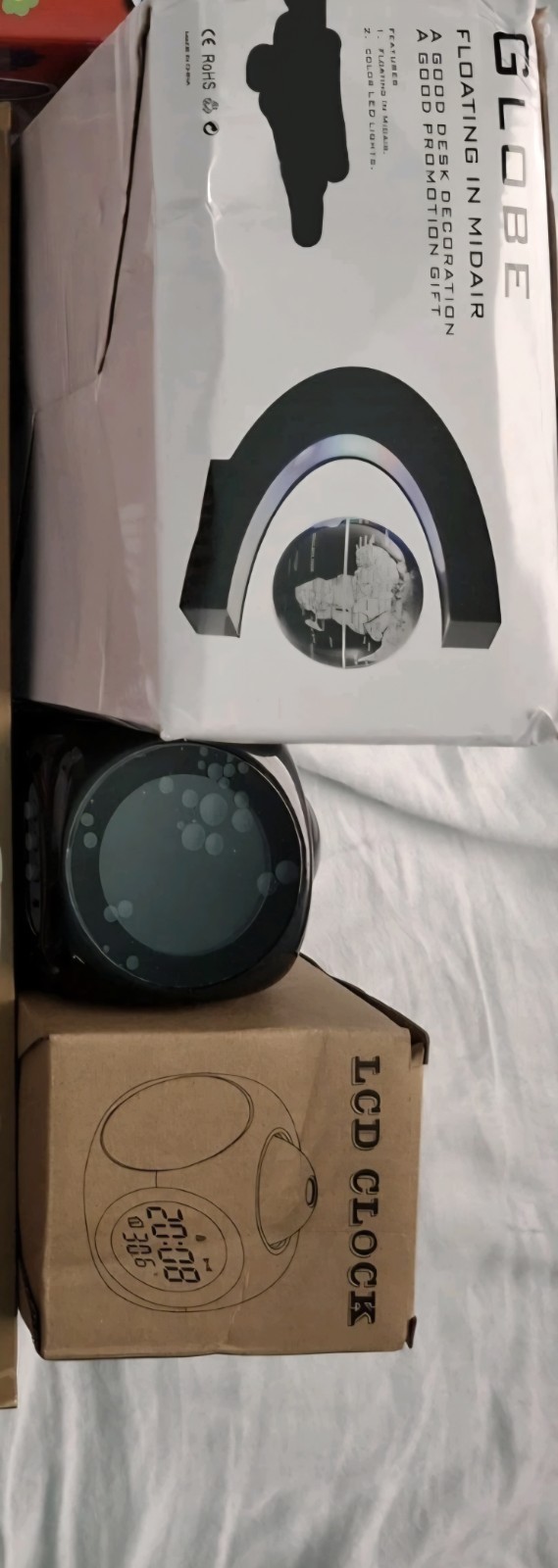 globo terraqueo y reloj proyector