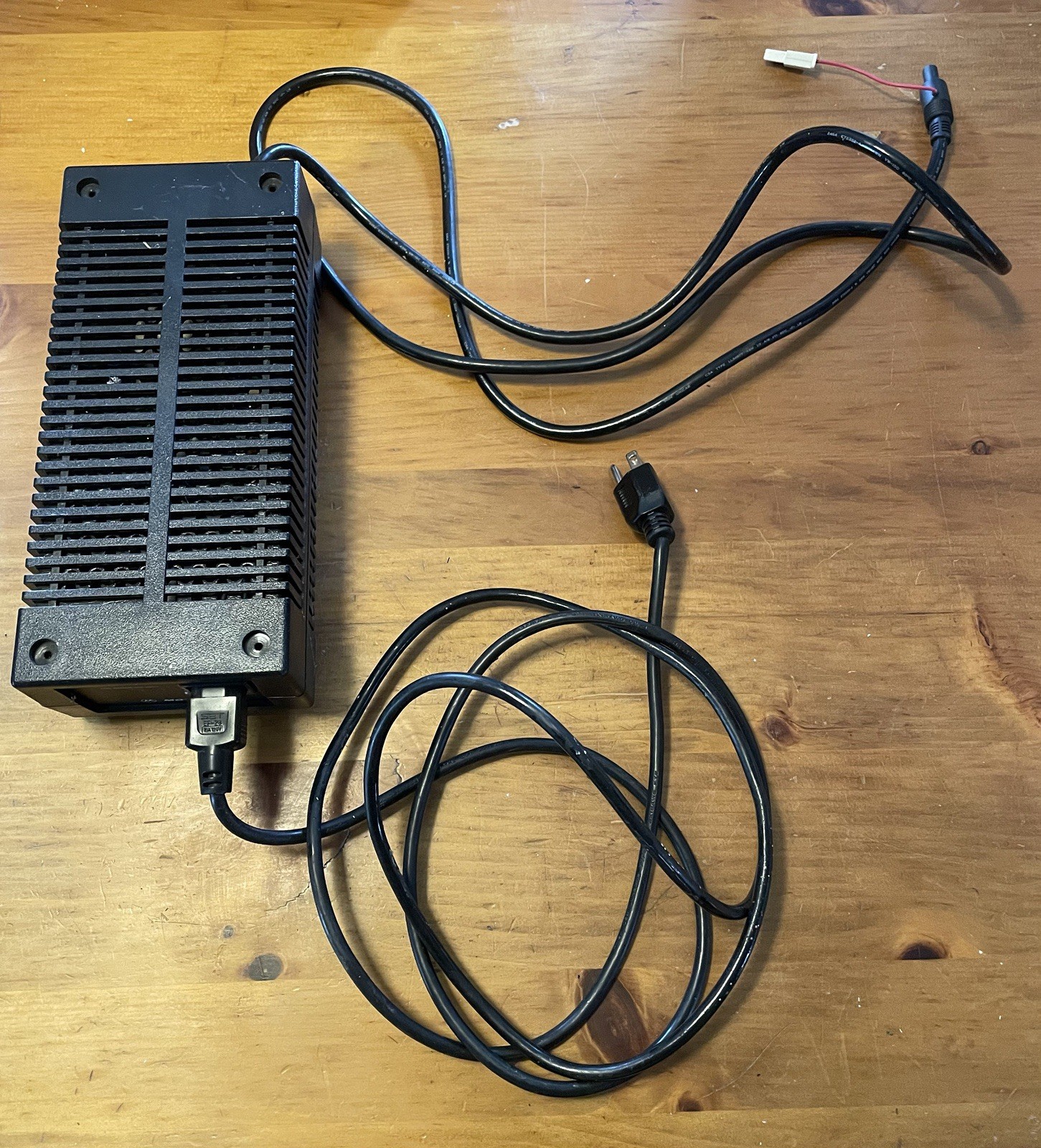 Motorola HPN4007C AE210-3101 14.1V 8-15 Amps Mobile Base Radio Power Supply