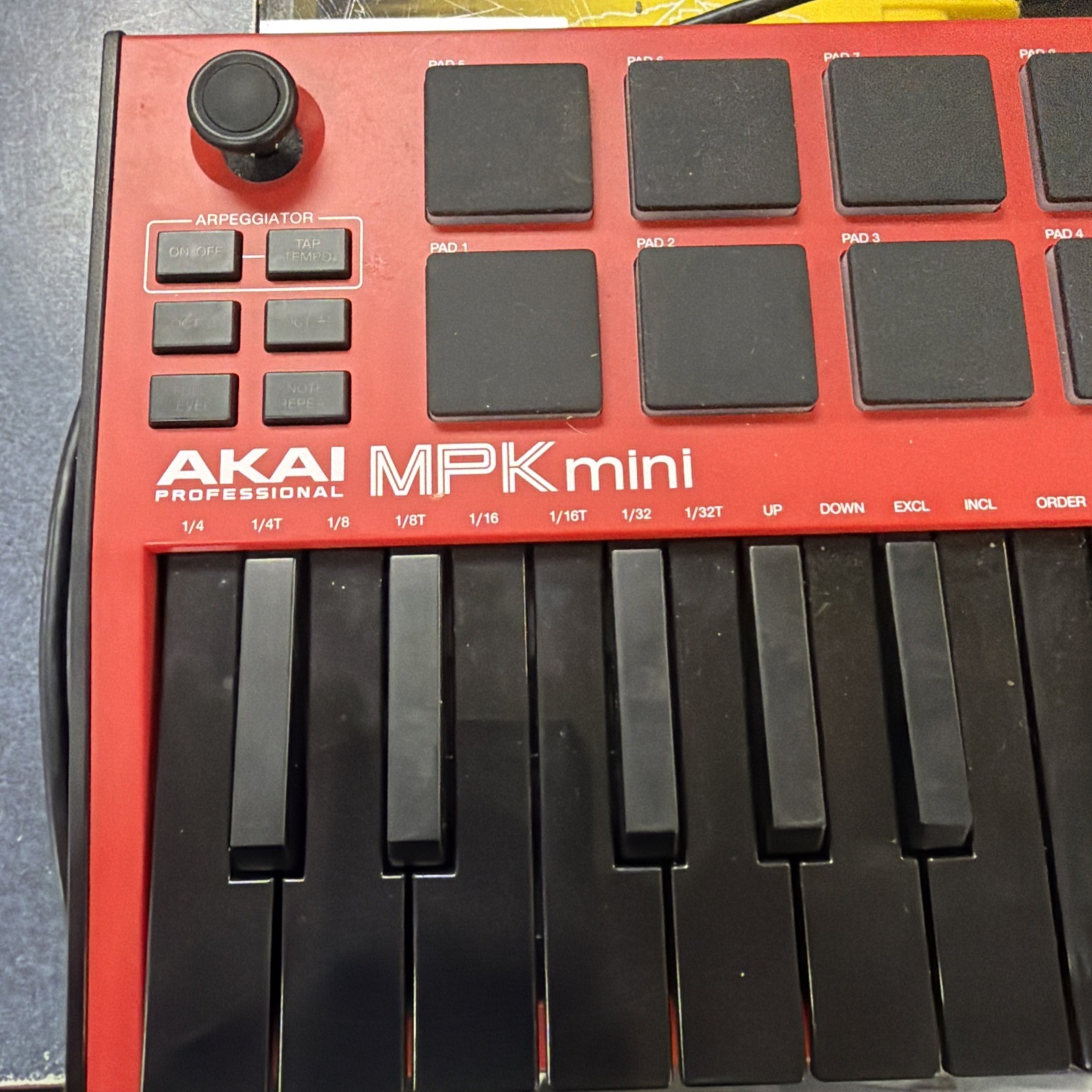 AKAI Professional MPK Mini 25-Key USB MIDI Keyboard Controller Red/Black