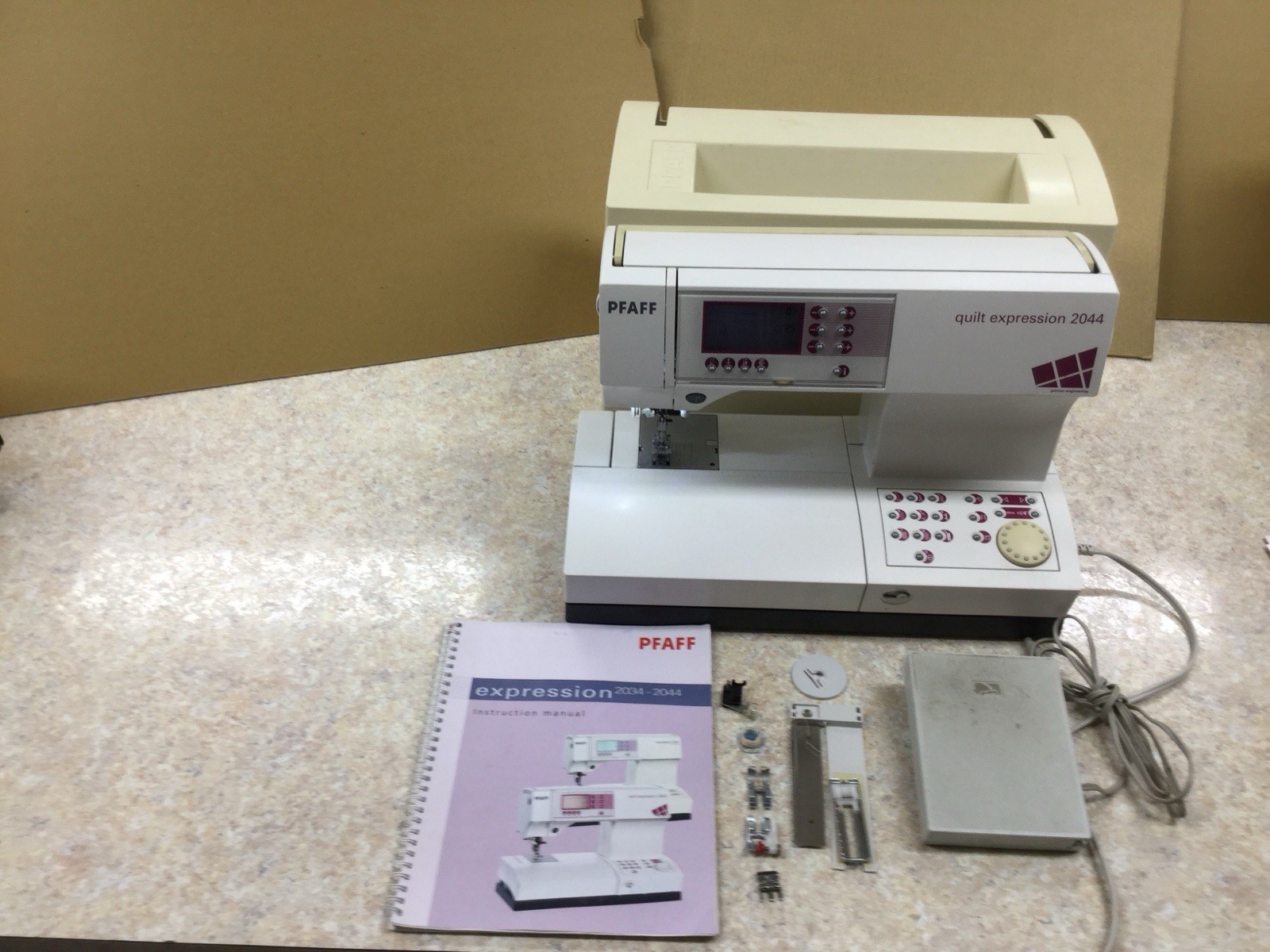 PFAFF Quilt Expression 2044 Sewing Machine