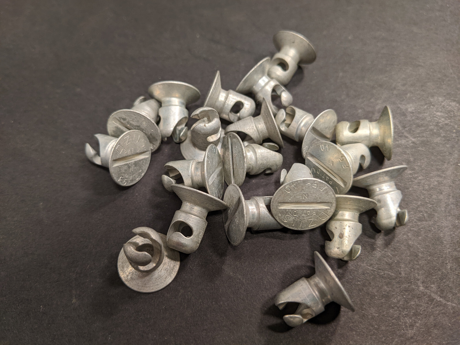 10) Dzus Fastener F5-40 button