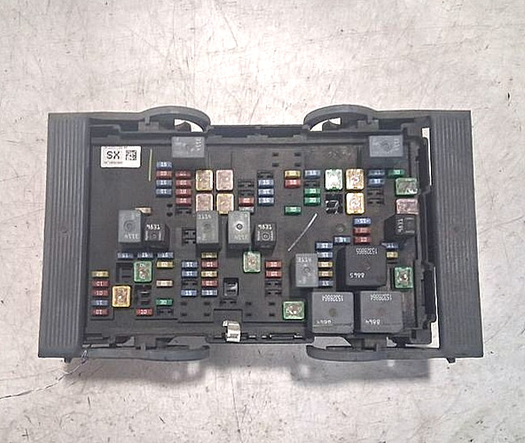 2007-2009 Chevy Silverado 150 6.2L  4X4 Engine Fuse Box Assembly OEM