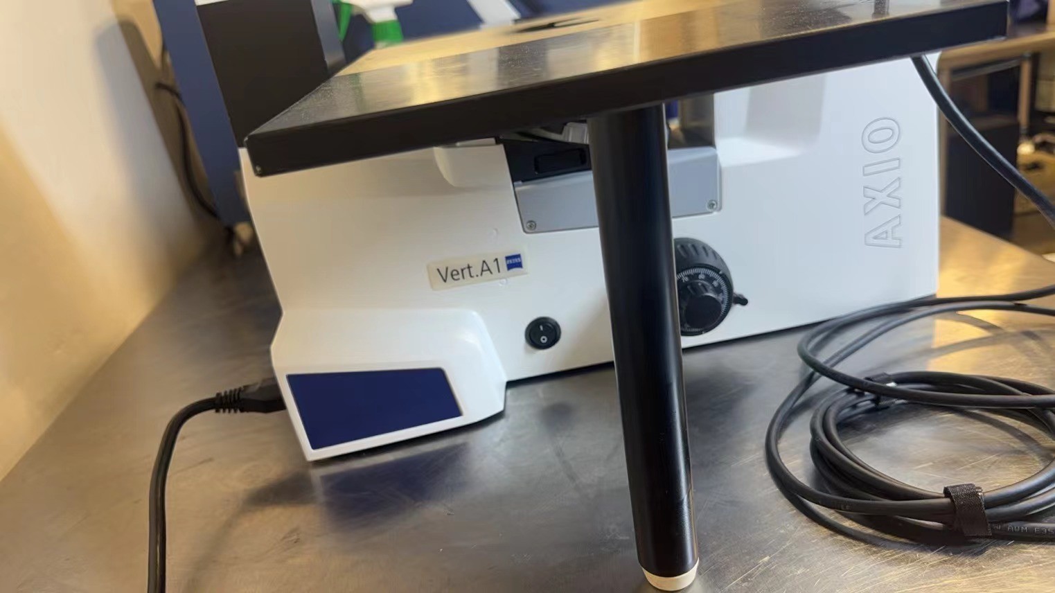 Zeiss Axio Vert.A1 Inverted Fluorescence Microscope w/ Axiocam 105 & 4 Objective