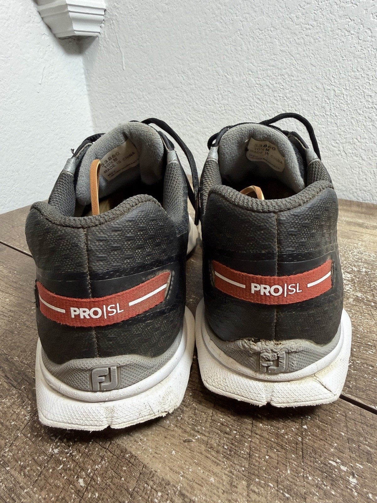FootJoy Pro SL Golf Shoes Mens Size 10.5 Black White Spikeless Lace Up FJ Logo