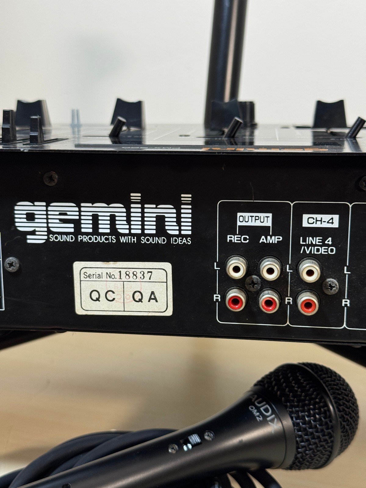 GEMINI PMX-300 - DJ Mixer - Phono Preamp - Equalizer - Echo - 4 Channel Analog
