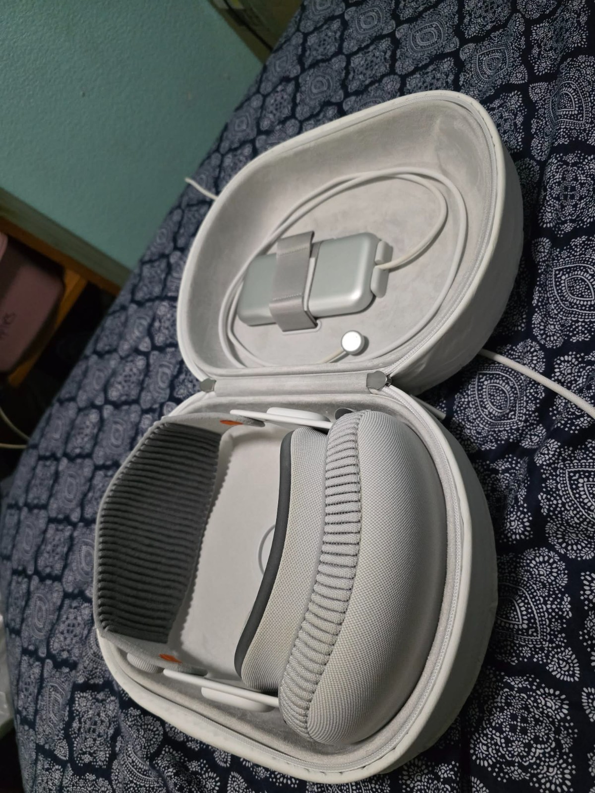 Apple Vision Pro Headset 21w 512GB With Case + Accessories, Excellent Condition