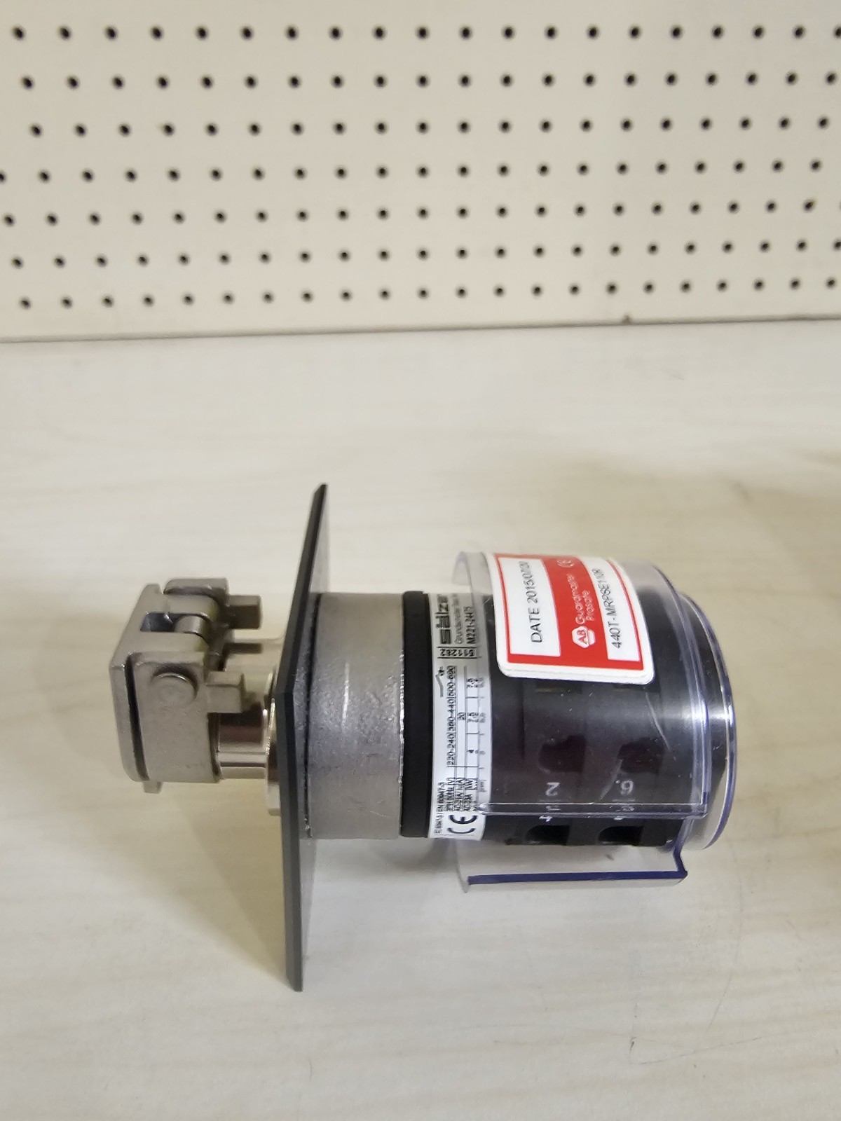 Allen-Bradley Prosafe Rotary Key Switch-Panel Mounted Cat #: 440T-MRPSE11BB