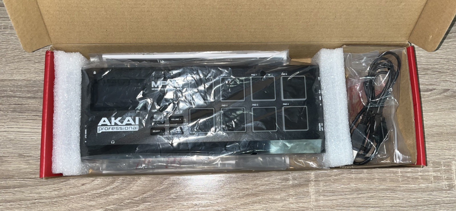 AKAI Professional MPX8 Portable Sample Pad Controller in Box