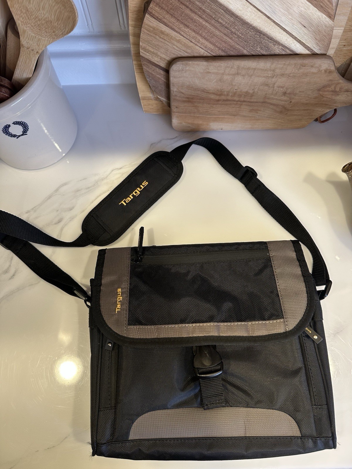 Targus Black Gray Nylon Shoulder Messenger Small Bag Padded Partitions 11”x11”
