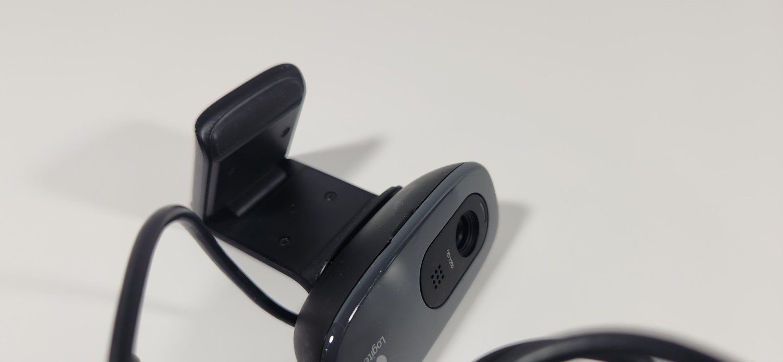 LOGITECH V-U0018 720P WEBCAM HD WITH BUILT-IN MICROPHONE USB 2.0