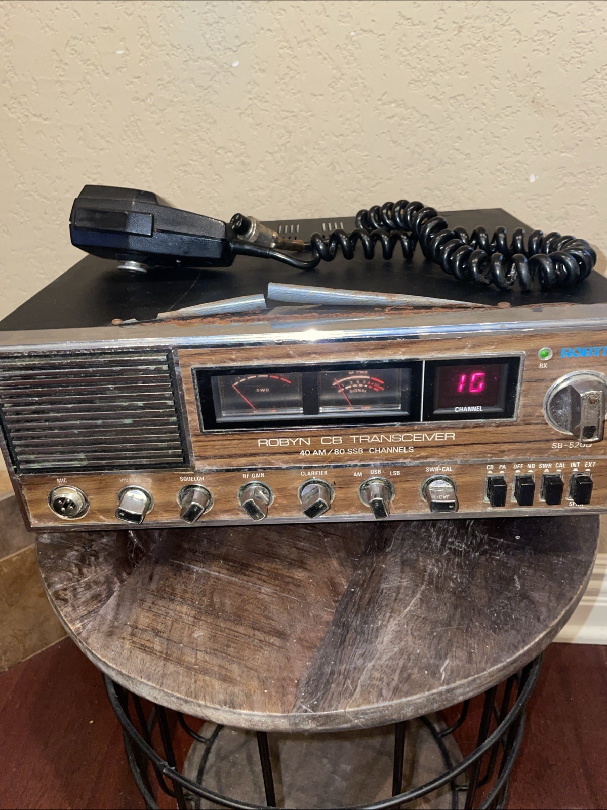 Vtg Robyn CB Radio Transceiver 40am/80ssb  SB-520D Powers On - Parts Or Repair