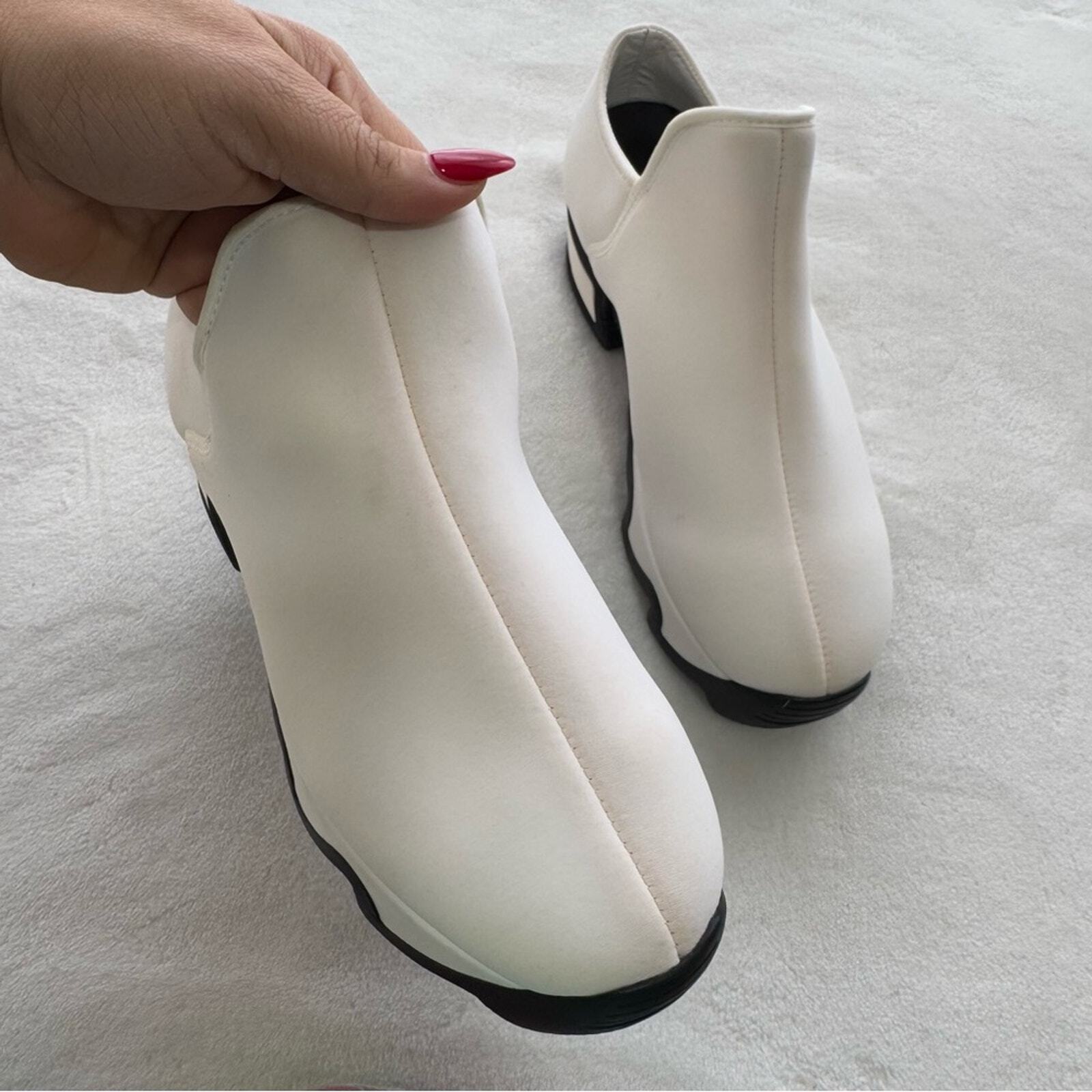 iRi Wes White Outline Low Top Sneakers Sample Sale Item Black White NWOT Women 7