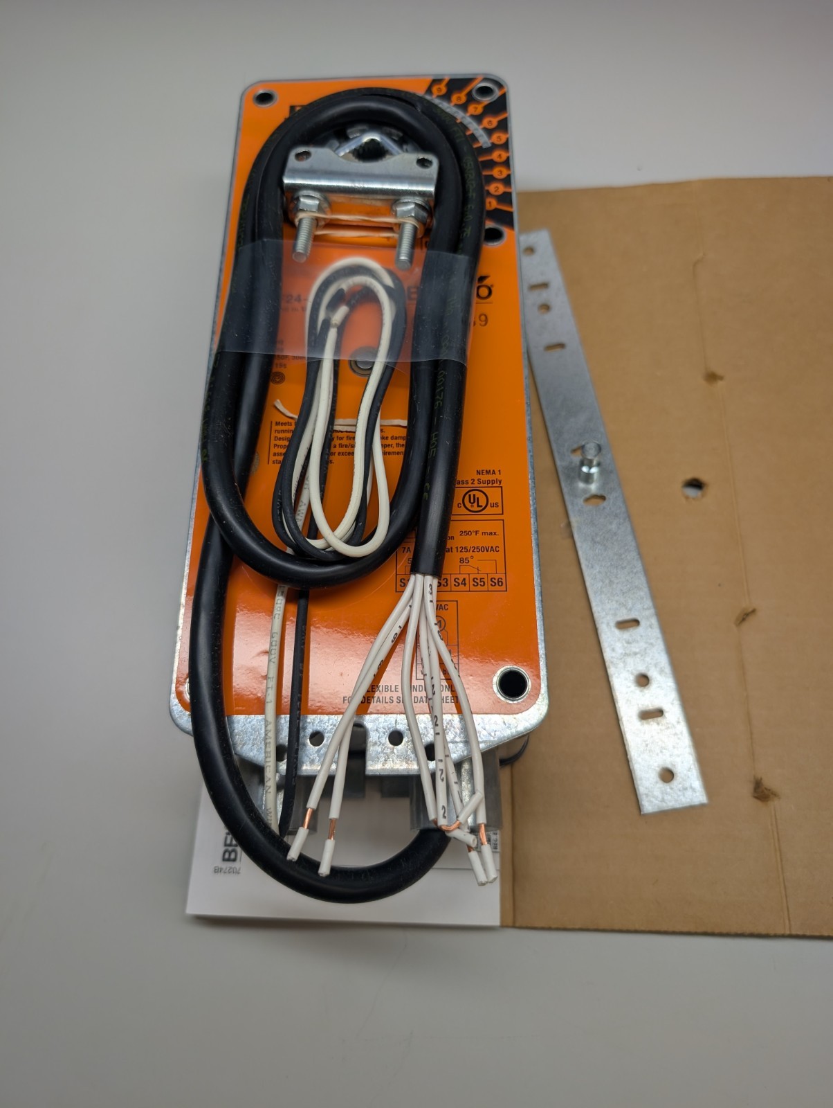 Belimo FSNF24-S US, Spring Return Actuator, ON/OFF Control, 24V 70lb 15sec