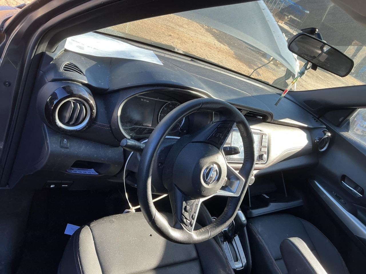 KICKS 2019 Glove Box 4926521