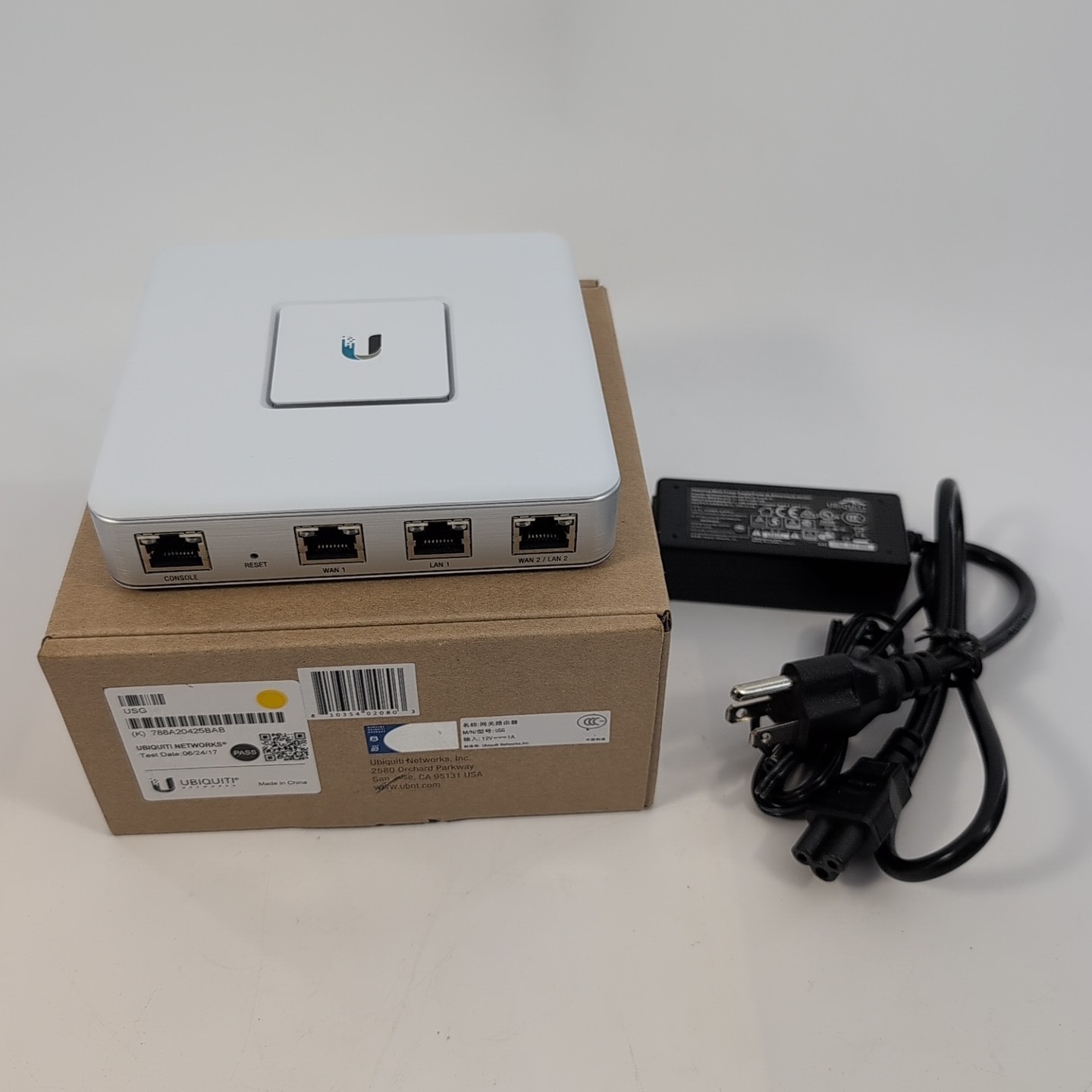 Ubiquiti Networks UniFi Security Gateway - USG-3P w/ Power adapter