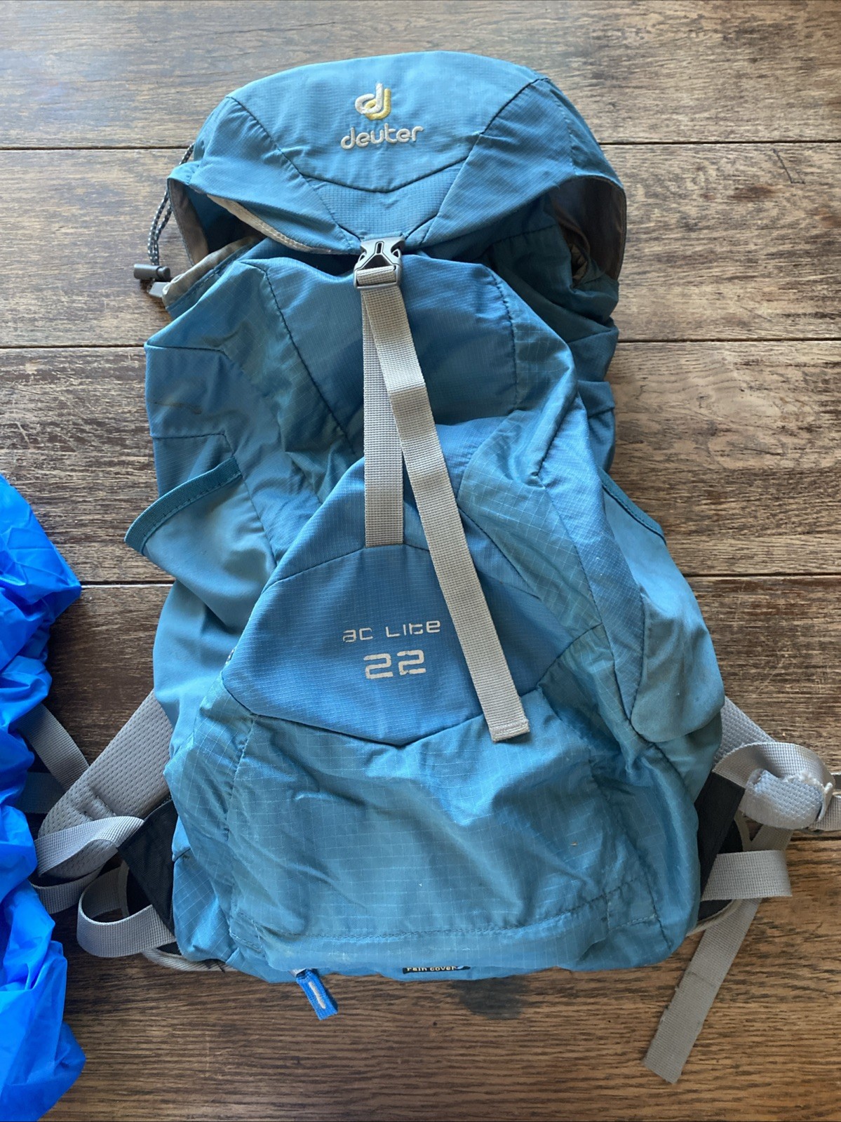 Deuter AC Lite 22 Aircomfort Daypack Has Rain Fly Missing Chest Strap Clip