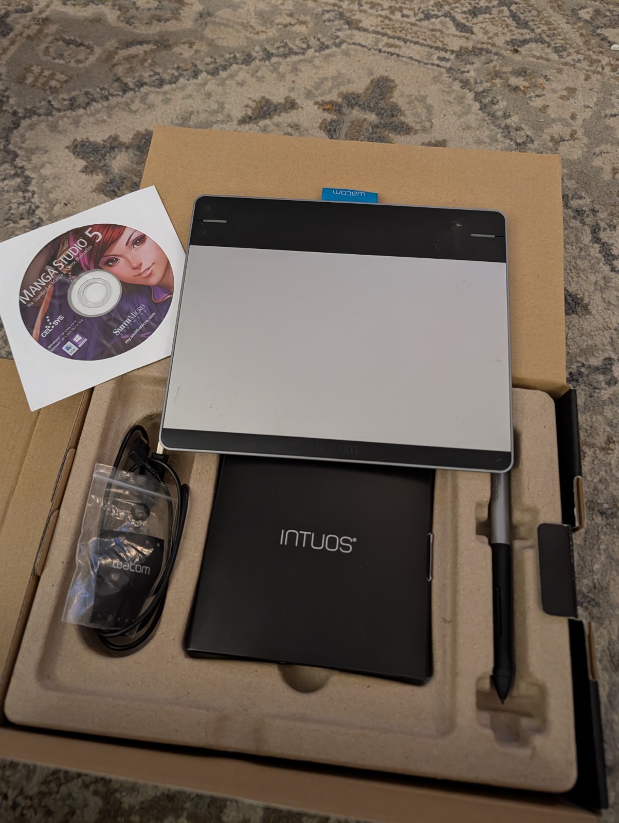 Wacom Intuos Graphics Pen and Graphics Tablet , Cd And Manga Studio 5 - CTH480