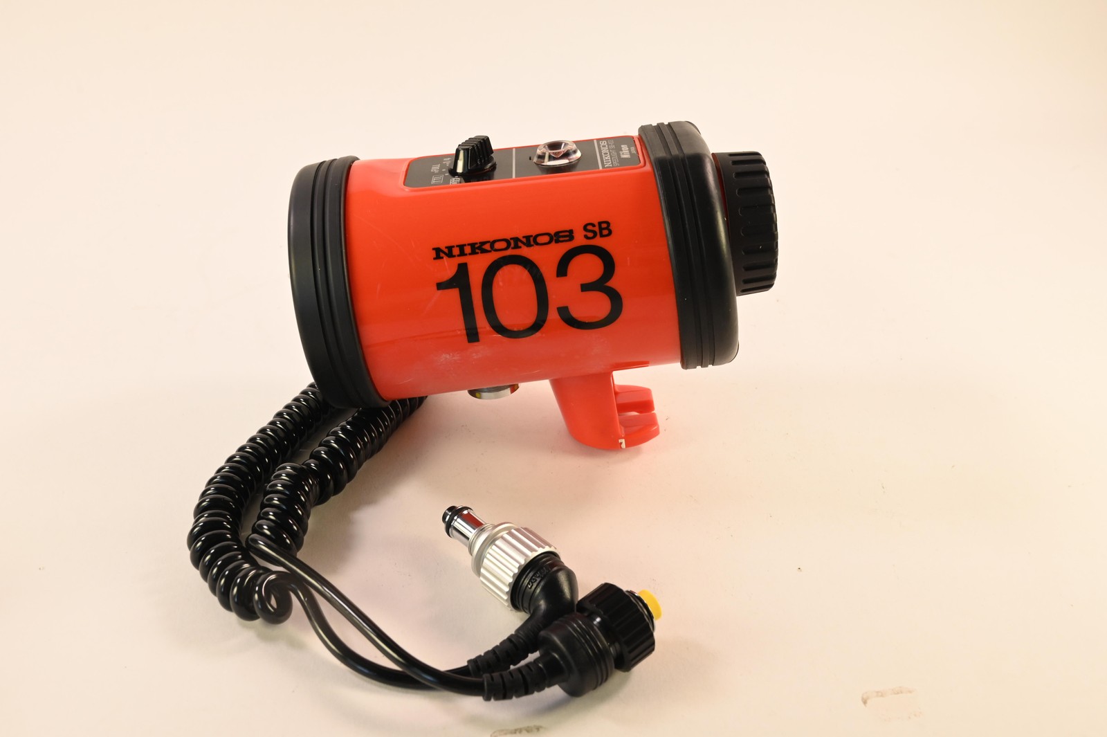 Nikonos SB-103 Underwater Speedlight Strobe w/cord,bracket #G130