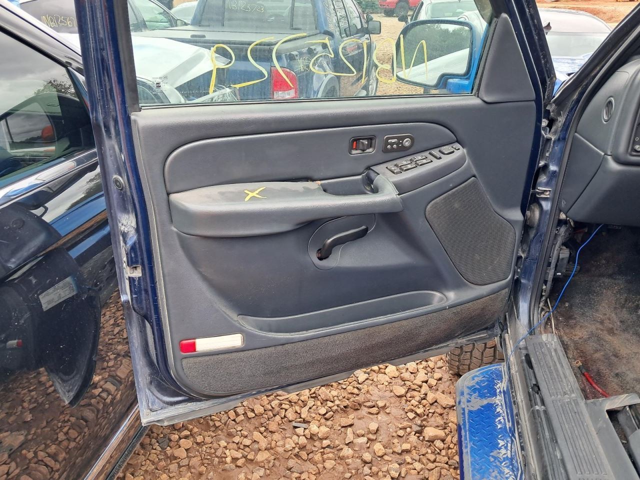 AVALNCH15 2002 Glove Box 4816283
