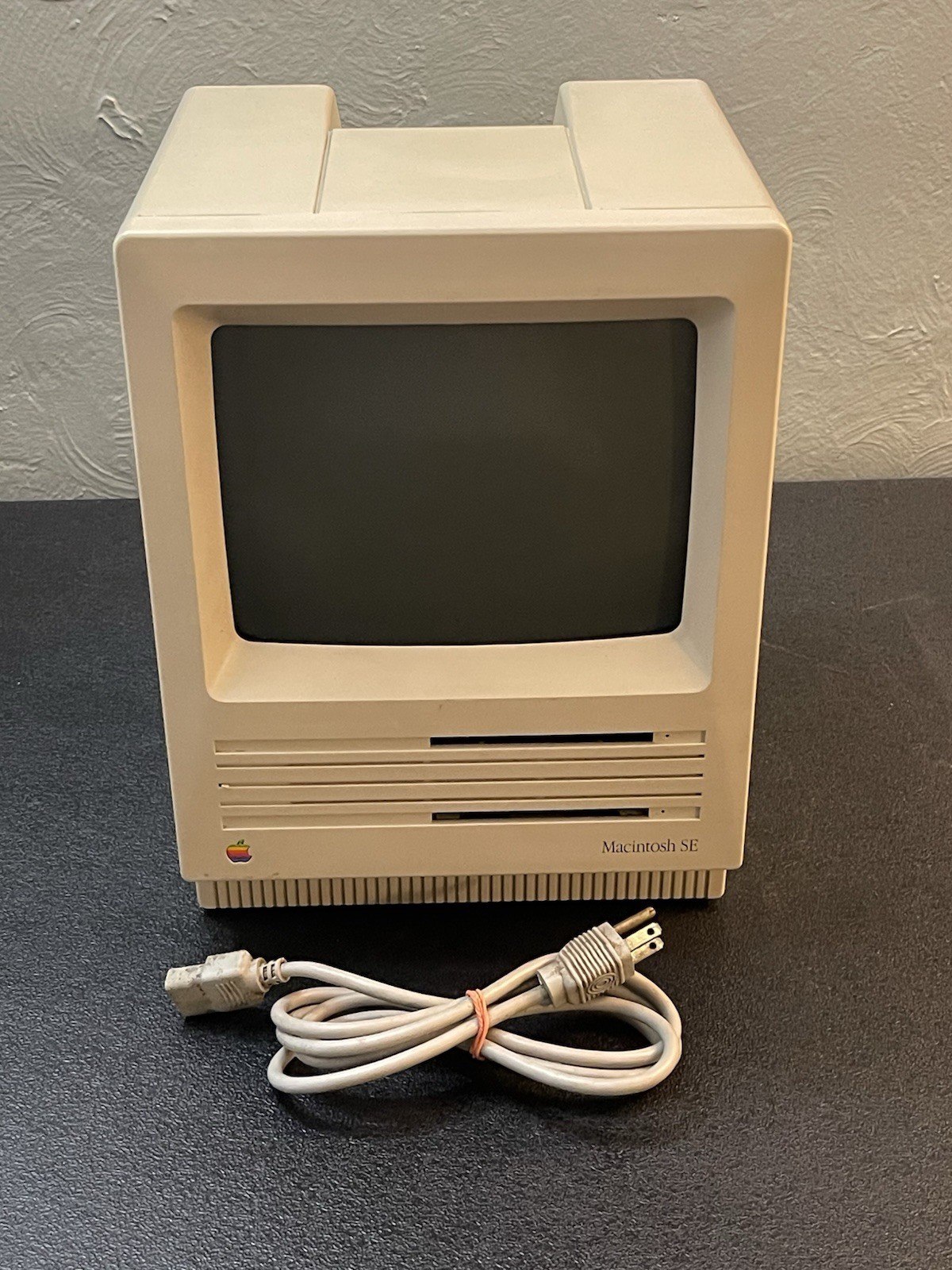 VTG Apple Macintosh SE Model M5010 Computer POWERS ON!! Fast Free Shipping!!